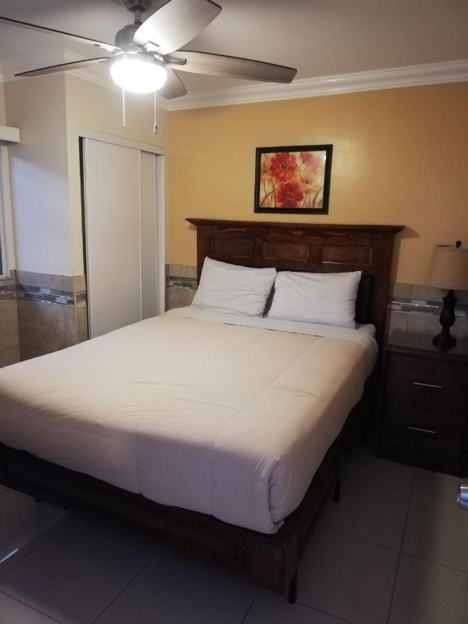Suites Leon Rojo Tijuana Ngoại thất bức ảnh
